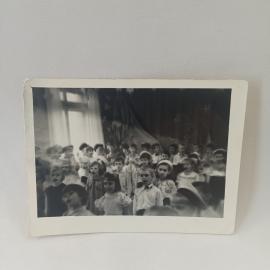 Фотография винтажная, СССР. Черно белый снимок детского утренника в помещении