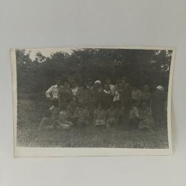 Фотография винтажная, СССР. Черно белый групповой снимок на природе, датировка 1980 год