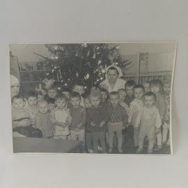 Фотография винтажная, СССР. Черно белый снимок детского утренника у новогодней елки
