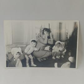 Фотография винтажная, СССР. Черно белый снимок детского утренника, 1969 год