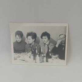 Фотография винтажная, СССР. Черно белый любительский снимок, застолье с женщинами