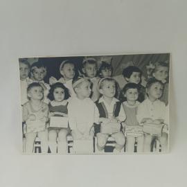 Фотография винтажная, СССР. Черно белый снимок детей на утреннике, бумажный фотоотпечаток