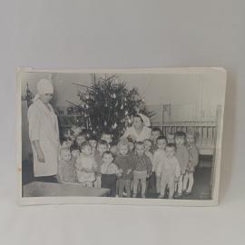 Фотография винтажная, СССР. Черно белый снимок с детьми у новогодней елки в детском саду