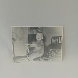 Фотография винтажная, СССР. Черно белый семейный снимок с ребенком на трехколесном велосипеде