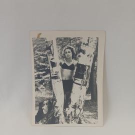 Фотография винтажная, СССР. Черно белый снимок девушки на природе, бумажный фотоотпечаток