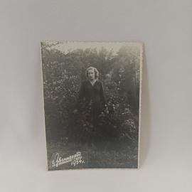 Фотография винтажная, СССР. Черно белый снимок женщины в саду, Звенигород, 1954 год