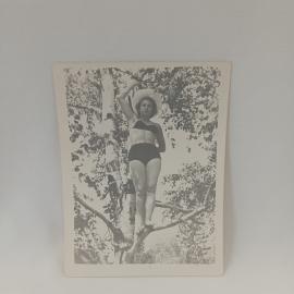 Фотография винтажная, СССР. Черно белый любительский снимок с женским портретом на дереве