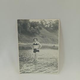 Фотография винтажная, СССР. Черно белый снимок девушки у воды, Кисловодск, 1954 год
