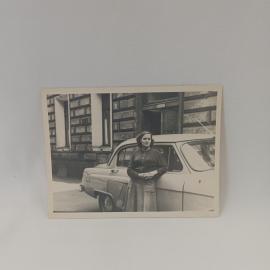 Фотография винтажная, СССР. Черно белый снимок с женщиной у автомобиля на городской улице