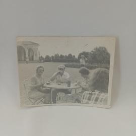 Фотография винтажная, СССР. Черно белый любительский снимок отдыхающих за столом у здания