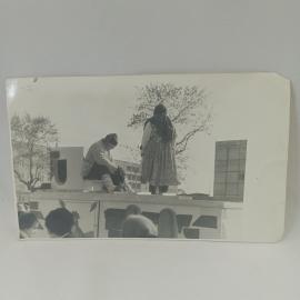 Фотография винтажная, СССР. Черно белый снимок с уличной сценой и людьми на празднике