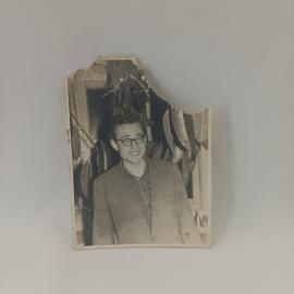 Фотография винтажная, СССР. Черно белый портрет мужчины, любительский фотоснимок