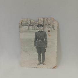 Фотография винтажная, СССР. Черно белый снимок мужчины в военной форме на улице