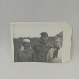 Фотография винтажная, СССР. Черно белый семейный снимок с тремя людьми на фоне деревенского дома