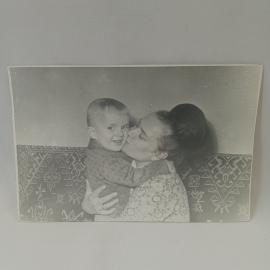 Фотография винтажная, СССР. Черно белый семейный снимок с женщиной и ребенком