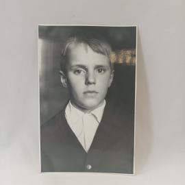 Фотография винтажная, СССР. Черно белый портрет школьника, кабинетное фото на фотобумаге