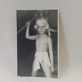 Фотография винтажная, СССР. Черно белый снимок мальчика в карнавальном костюме индейца