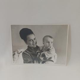 Фотография винтажная, СССР. Черно белый семейный снимок, женщина с ребенком на руках