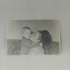 Фотография винтажная, СССР. Черно белый семейный снимок с женщиной и ребенком