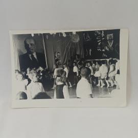 Фотография винтажная, СССР. Черно белый снимок детского праздника с портретом Ленина