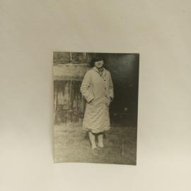 Фотография винтажная, СССР. Черно белый любительский снимок с женским портретом на улице