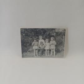 Фотография винтажная, СССР. Черно белый снимок с детьми на прогулке, любительское фото