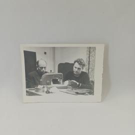 Фотография винтажная, СССР. Черно белый снимок с швейной машиной и людьми за столом