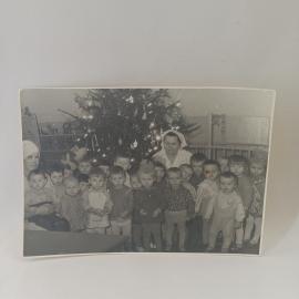 Фотография винтажная, СССР. Черно белый снимок детей у новогодней елки в детском саду