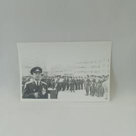 Фотография винтажная, СССР. Черно белый снимок с военным парадом и офицером в форме