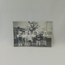 Фотография винтажная, СССР. Черно белый снимок детей у новогодней елки, детский сад