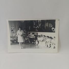 Фотография винтажная, СССР. Черно белый снимок детского утренника в музыкальном зале