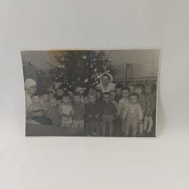 Фотография винтажная, СССР. Черно белый снимок утренника в детском саду у новогодней елки
