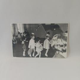 Фотография винтажная, СССР. Черно белый снимок детского праздника, любительская печать