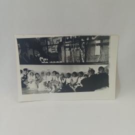 Фотография винтажная, СССР. Черно белый снимок детского праздника в интерьере с панно