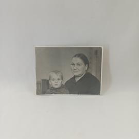 Фотография винтажная, СССР. Черно белый семейный портрет женщины с ребенком, 1 шт.