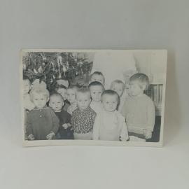 Фотография винтажная, СССР. Черно, белый снимок детей у новогодней елки, бумага