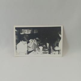 Фотография винтажная, СССР. Черно белый семейный снимок с застольем, бумажный фотоотпечаток