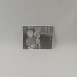 Фотография винтажная, СССР. Черно белый снимок с ребенком и игрушечной лошадкой
