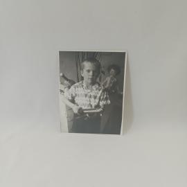 Фотография винтажная, СССР. Черно белый снимок мальчика с игрушкой, любительское фото