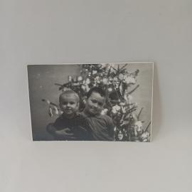 Фотография винтажная, СССР. Черно белый семейный снимок у новогодней елки, 1969 год