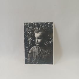 Фотография винтажная, СССР. Черно белый портрет мальчика, любительский фотоснимок
