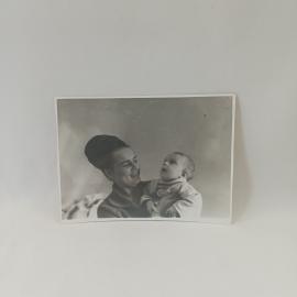 Фотография винтажная, СССР. Черно белый снимок с женщиной и ребенком, бумага