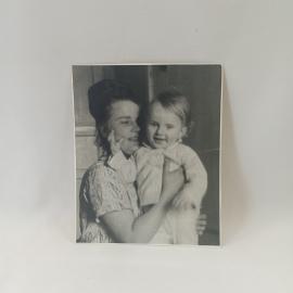 Фотография винтажная, СССР. Черно белый семейный снимок, портрет женщины с ребенком