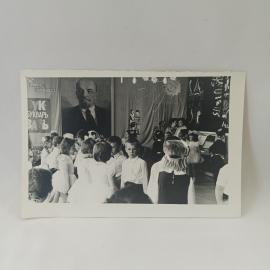 Фотография винтажная, СССР. Черно белый снимок детского праздника в школе, бумага