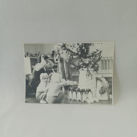 Фотография винтажная, СССР. Черно белый снимок детского новогоднего праздника с елкой