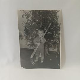 Фотография винтажная, СССР. Черно белый снимок ребенка у новогодней елки, фотобумага