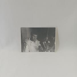 Фотография винтажная, СССР. Черно белый снимок мужчины в лаборатории, фотобумага