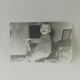 Фотография винтажная, СССР. Черно белый семейный снимок с ребенком на трехколесном велосипеде