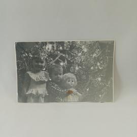 Фотография винтажная, СССР. Черно белый снимок детей у новогодней елки, 1970 е годы