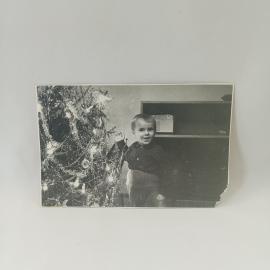 Фотография винтажная, СССР. Черно белый семейный снимок с ребенком у новогодней елки